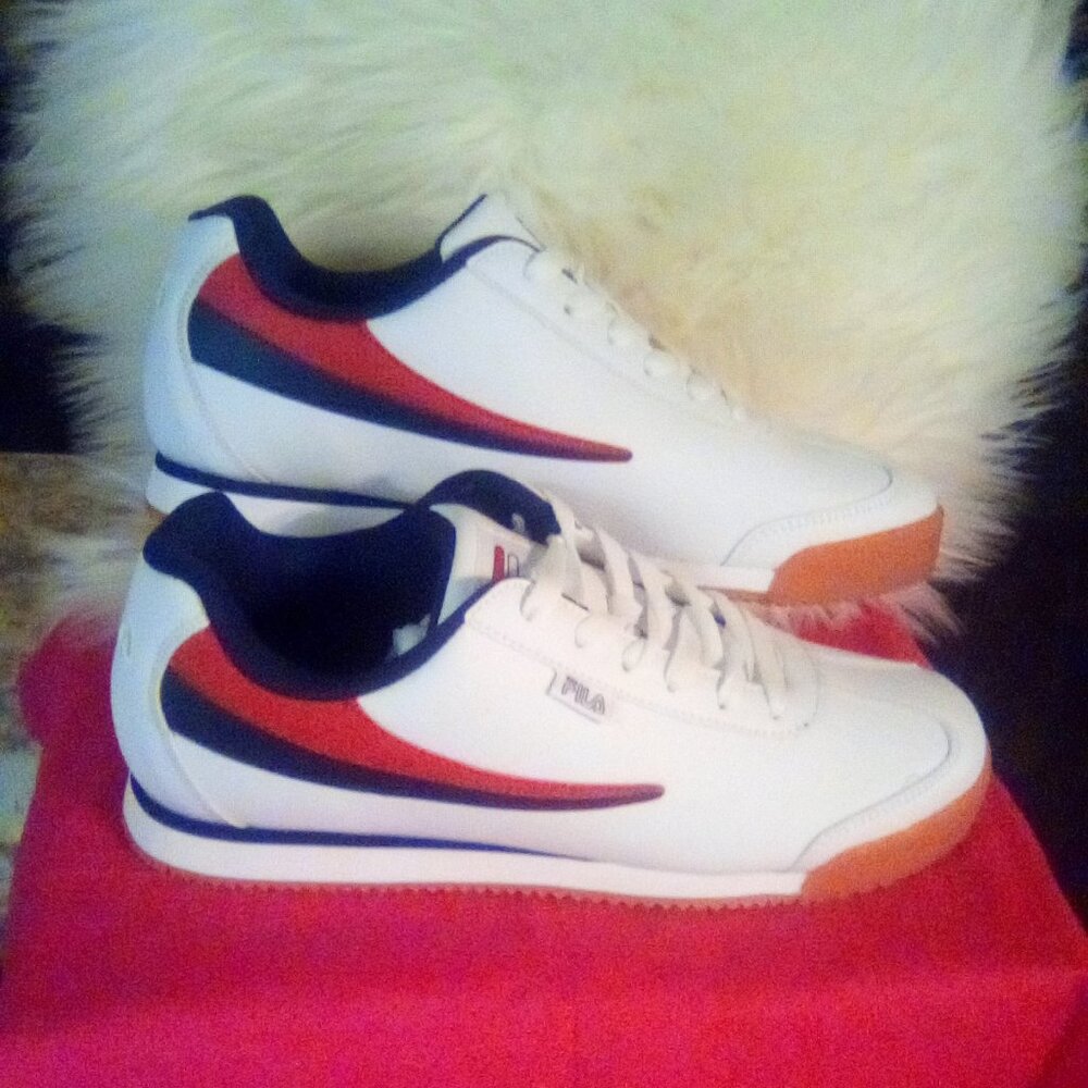 Brand New Fila Women/Teen Athletic Shoe Blue White/Red size 10 very soft cushion